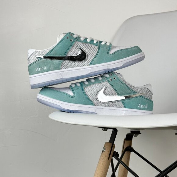 NIKE SB DUNK Low Pro QS “April” FD2562-400 Brand New Never main image 5